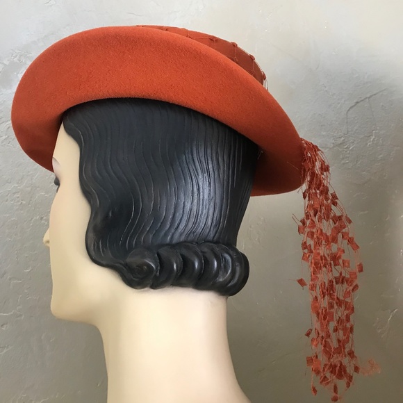 JAUNTY 1950\'s BURNT ORANGE FELT \'EQUESTRIAN\' HAT WITH FEATHER WINGS & JEWEL TRIM main image 10